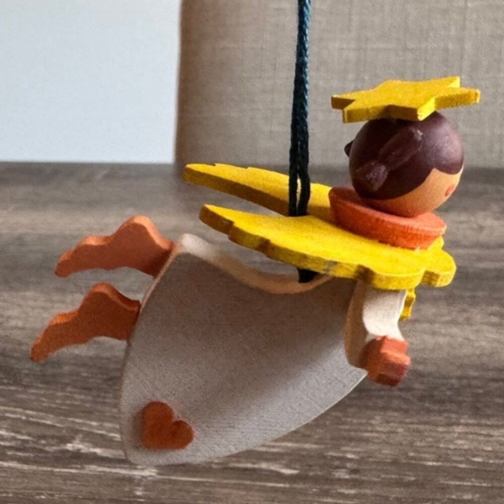 "Floating Angel" Handcrafted Ornament by the Graupner Holzminiaturen Family - Picture 1 of 6